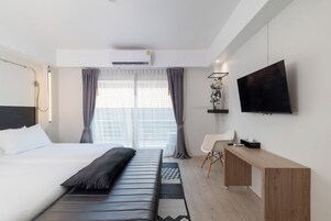 Deluxe Twin Bed Room | 高档床上用品、迷你吧（备有免费物品）、客房内保险箱、办公桌