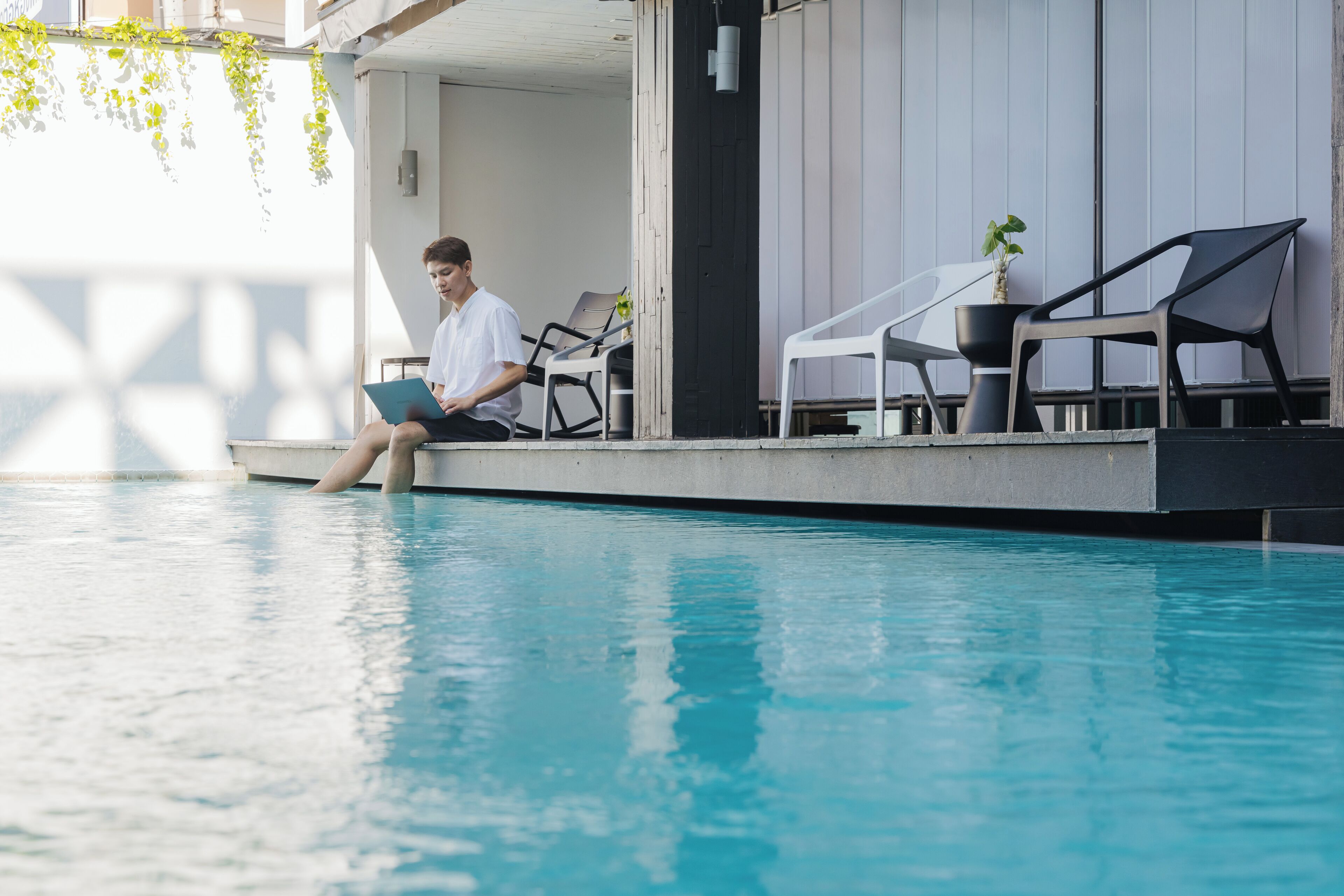 Una piscina al aire libre, sombrillas, tumbonas