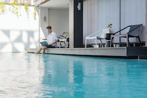 Outdoor pool, pool umbrellas, sun loungers - The Core Gallery Hotel (Chiang Mai)