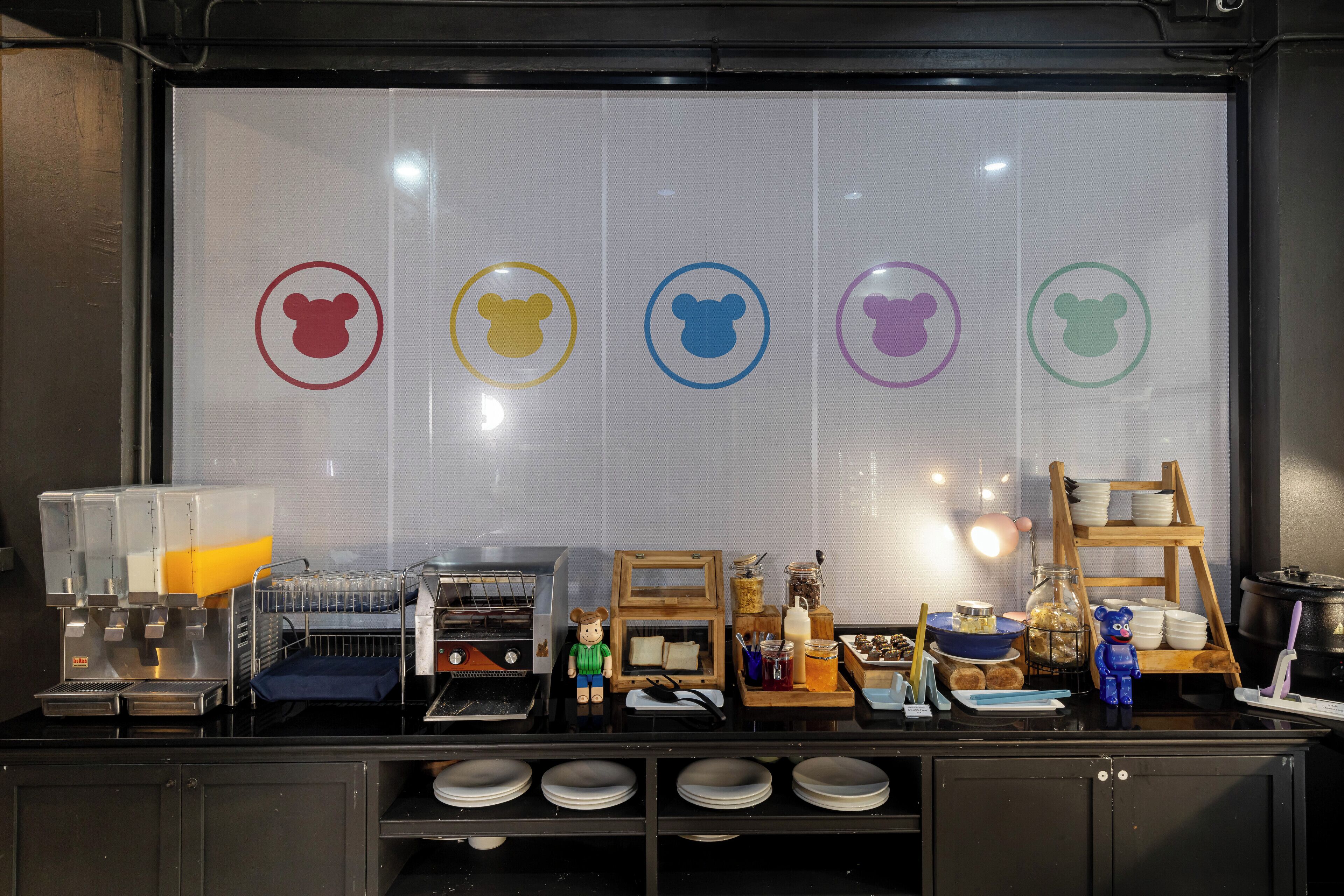 breakfast and lunch served, international cuisine