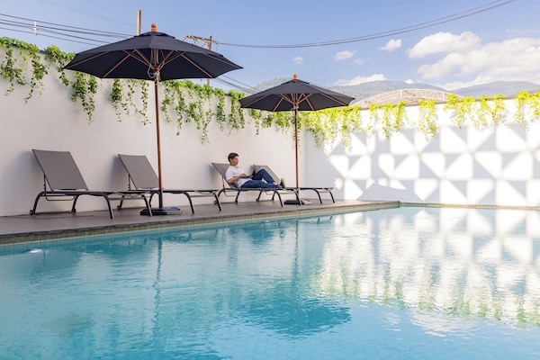 Piscina externa, guarda-sóis