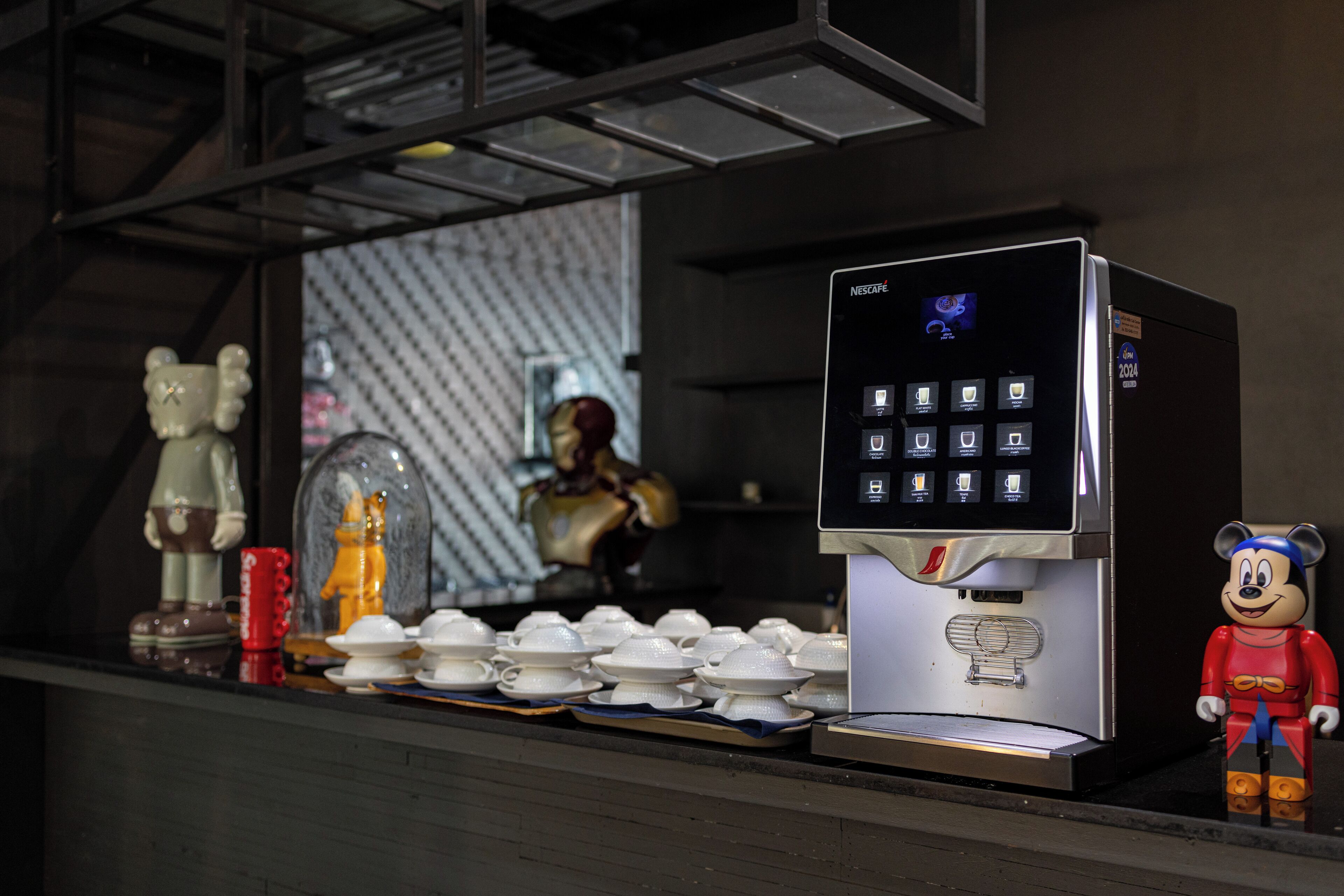 breakfast and lunch served, international cuisine