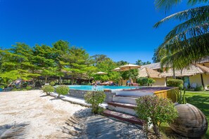 สระว่ายน้ำกลางแจ้ง