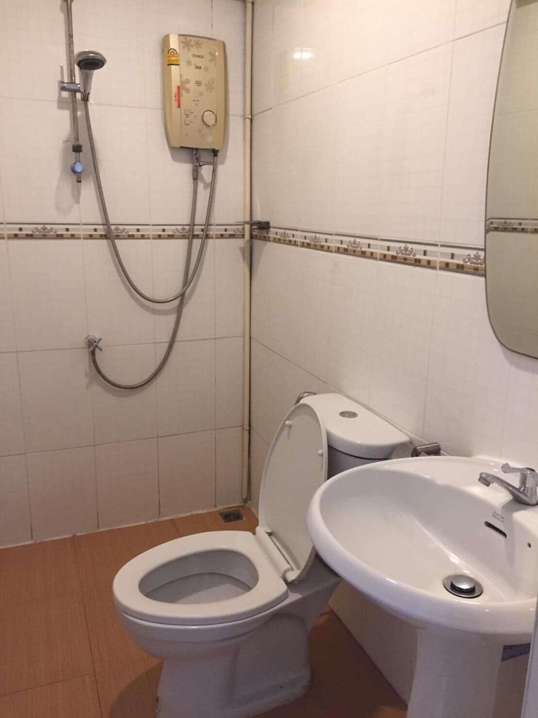 shower, free toiletries, slippers, bidet