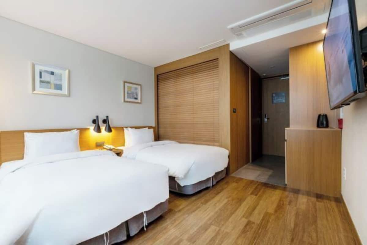 1 bedroom, premium bedding, down duvets, in-room safe