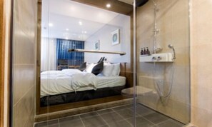 Gratis toiletartikelen, een haardroger, badjassen, pantoffels