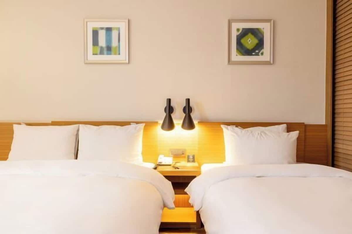 Sengetøy av topp kvalitet, dundyner og safe på rommet