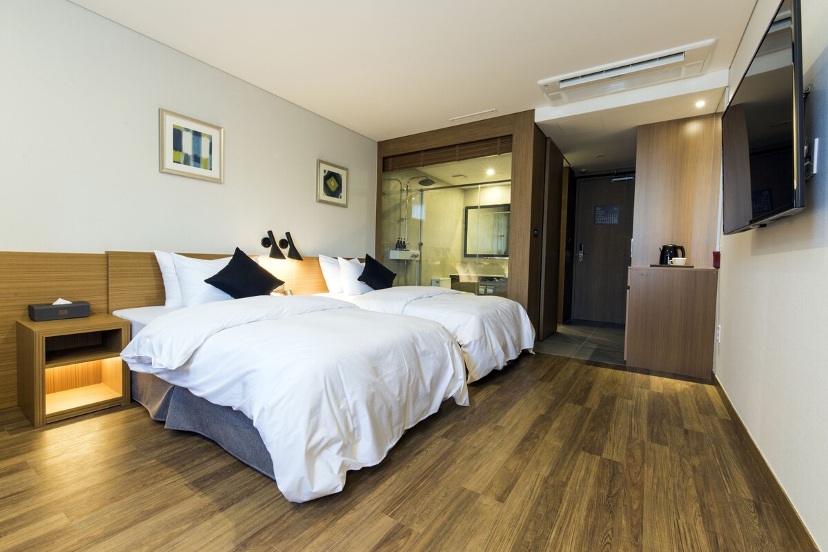 Premium bedding, down comforters, in-room safe, desk
