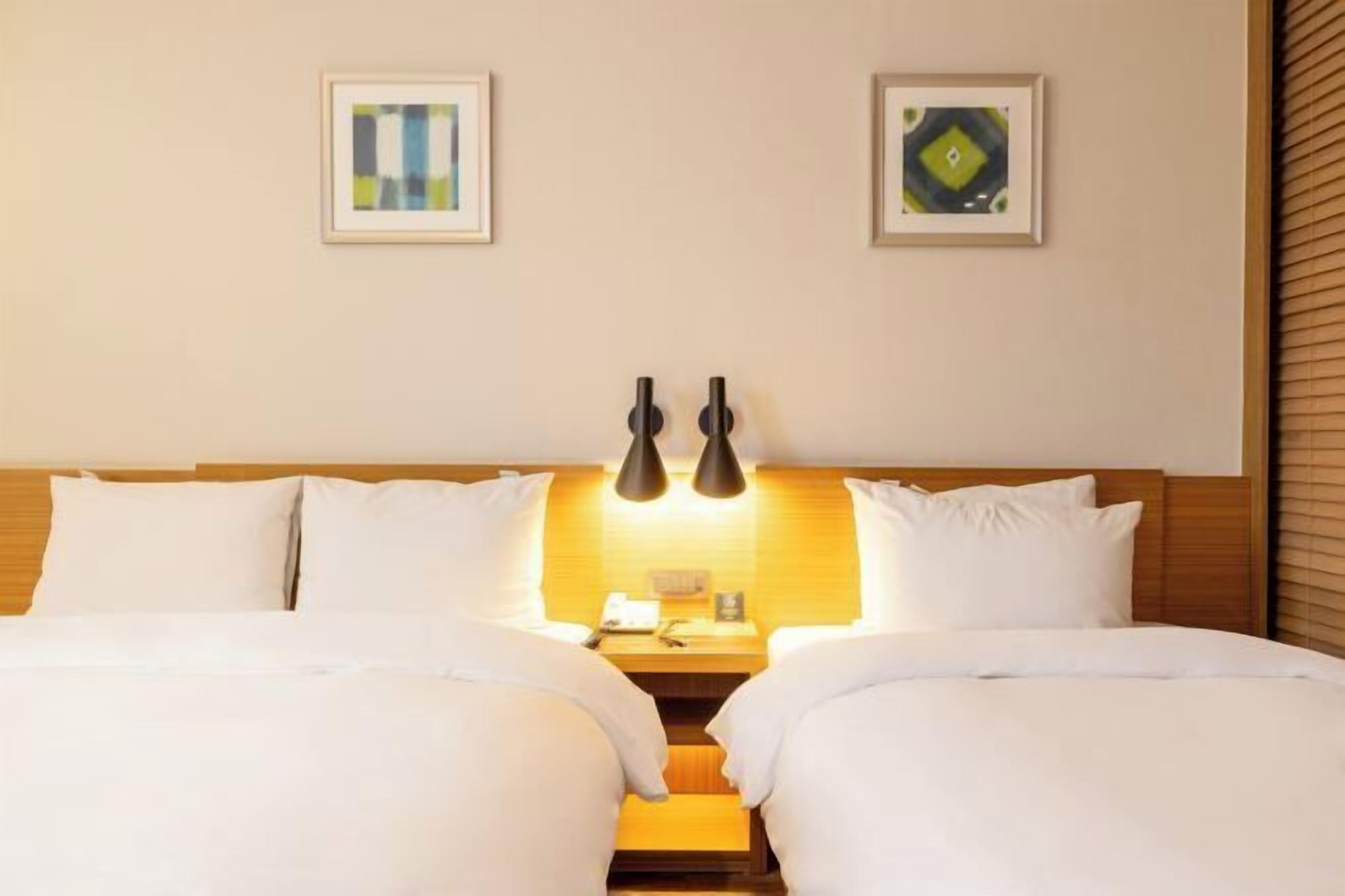 Ylelliset vuodevaatteet, untuvapeitot, tallelokero huoneessa