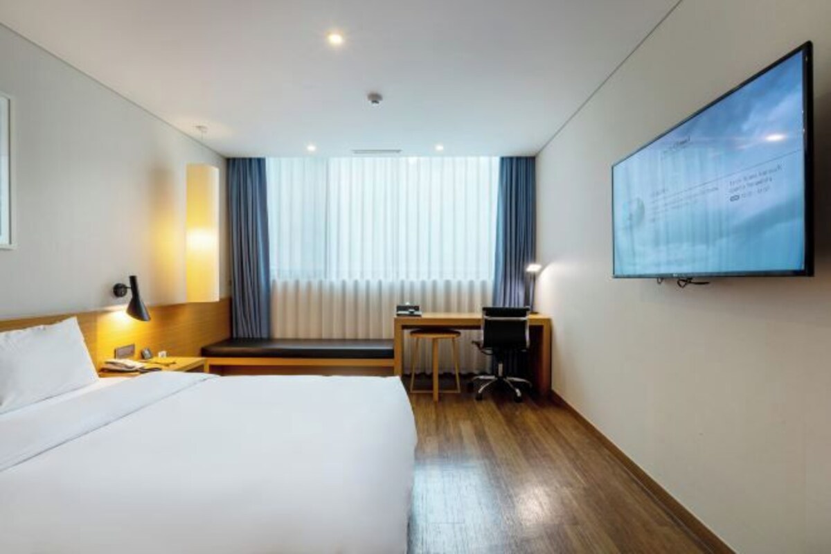 Premium bedding, down comforters, in-room safe, desk