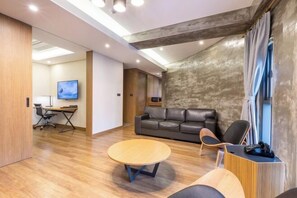 Sengetøy av topp kvalitet, dundyner og safe på rommet