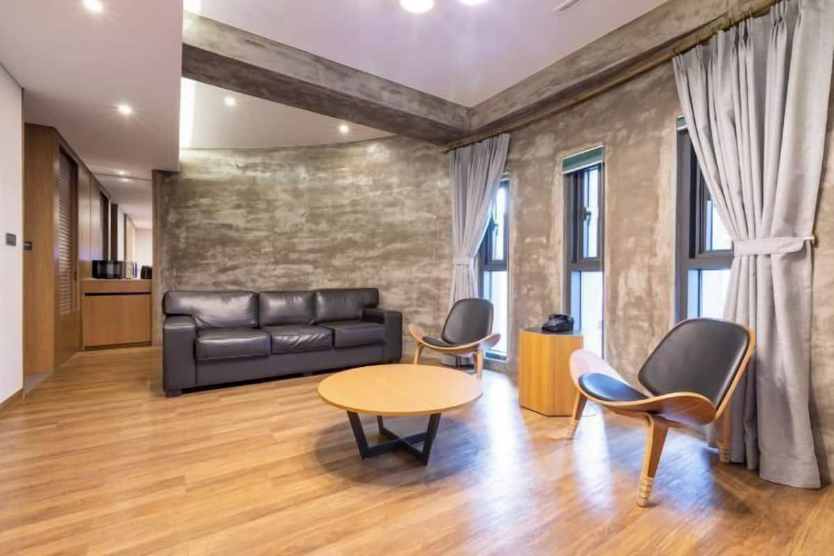 Ylelliset vuodevaatteet, untuvapeitot, tallelokero huoneessa