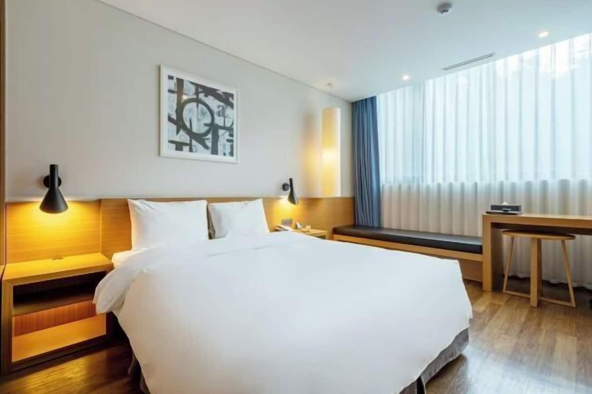 1 kamar tidur, seprai premium, selimut bulu angsa, dan brankas