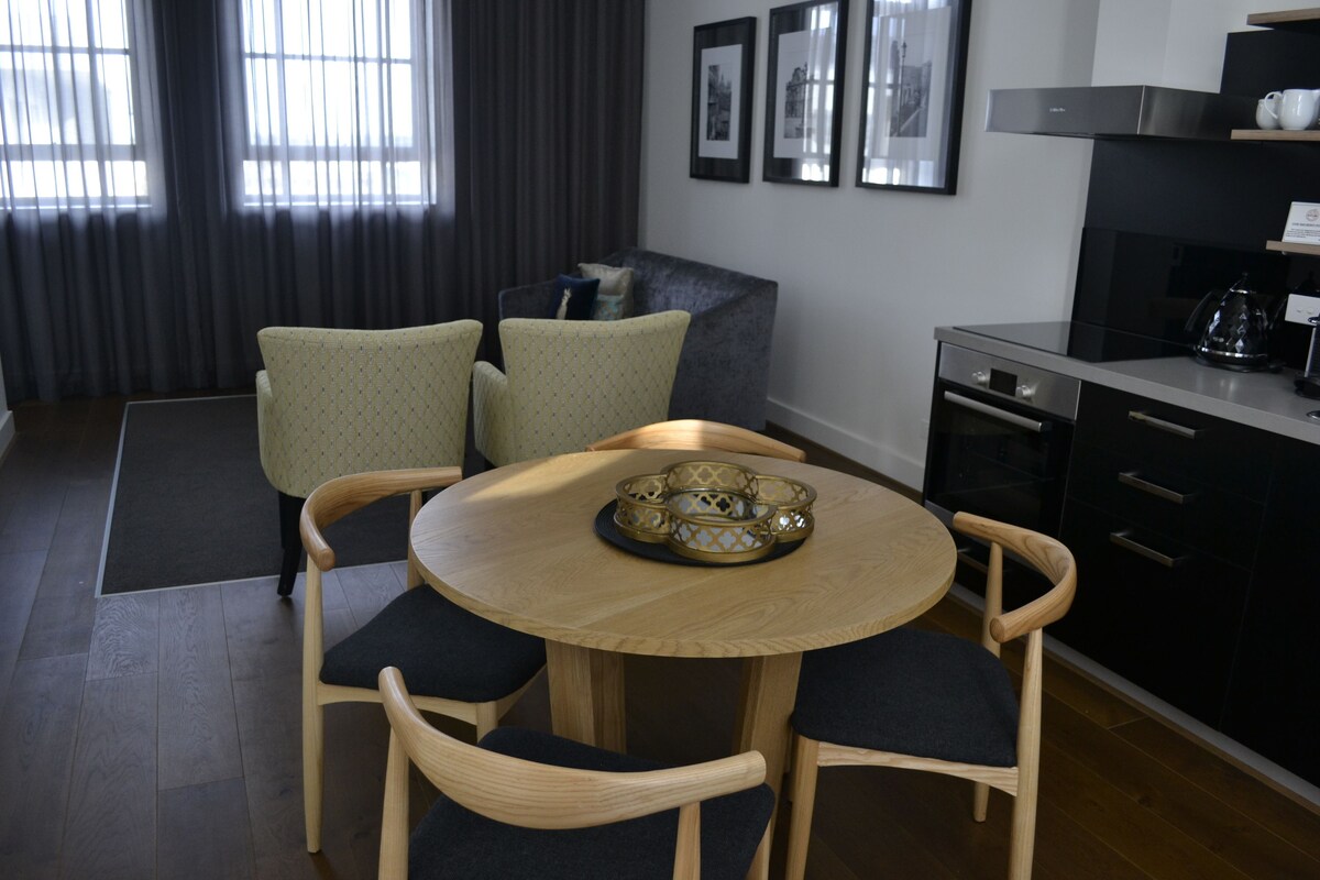 Apartemen, 2 kamar tidur | Brankas, meja kerja, kedap suara, dan setrika/meja setrika