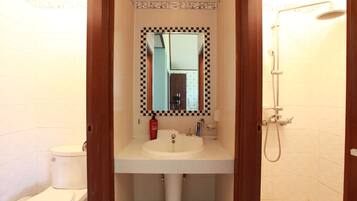 Shower, free toiletries, towels