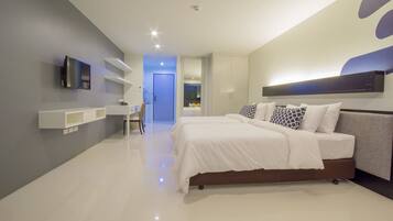 Deluxe Studio Poolside | Cofres nos quartos, escrivaninha, espaço de trabalho para notebook