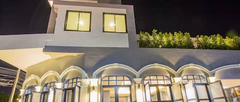 Un edificio moderno con ventanas amplias y un balcón.