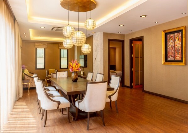 Villa 3 bedroom | Área de sala de estar | Televisión LED de 40 pulgadas con canales por cable y televisión