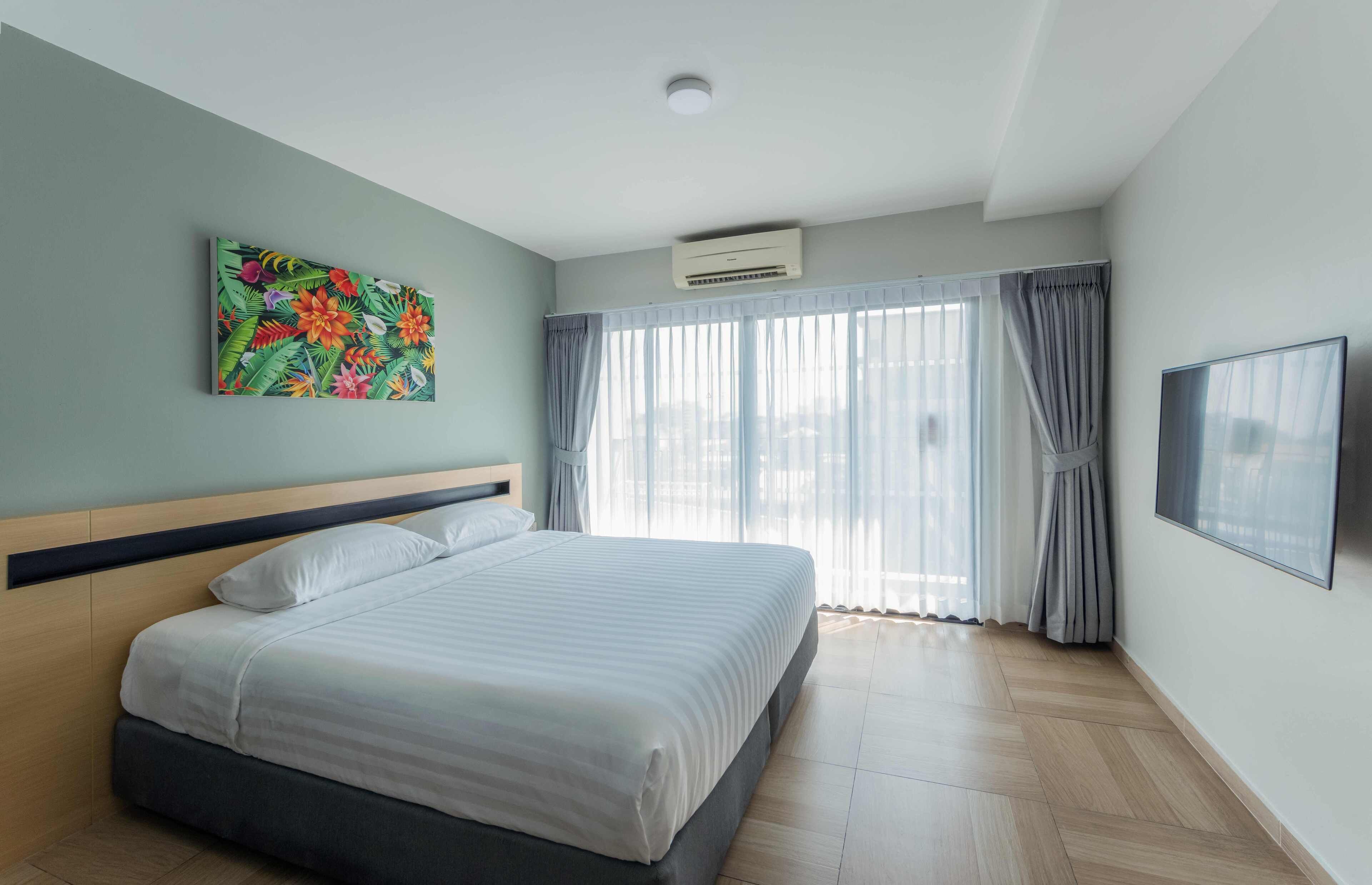 Suite, 1 habitación | Caja de seguridad en la habitación y cortinas blackout 