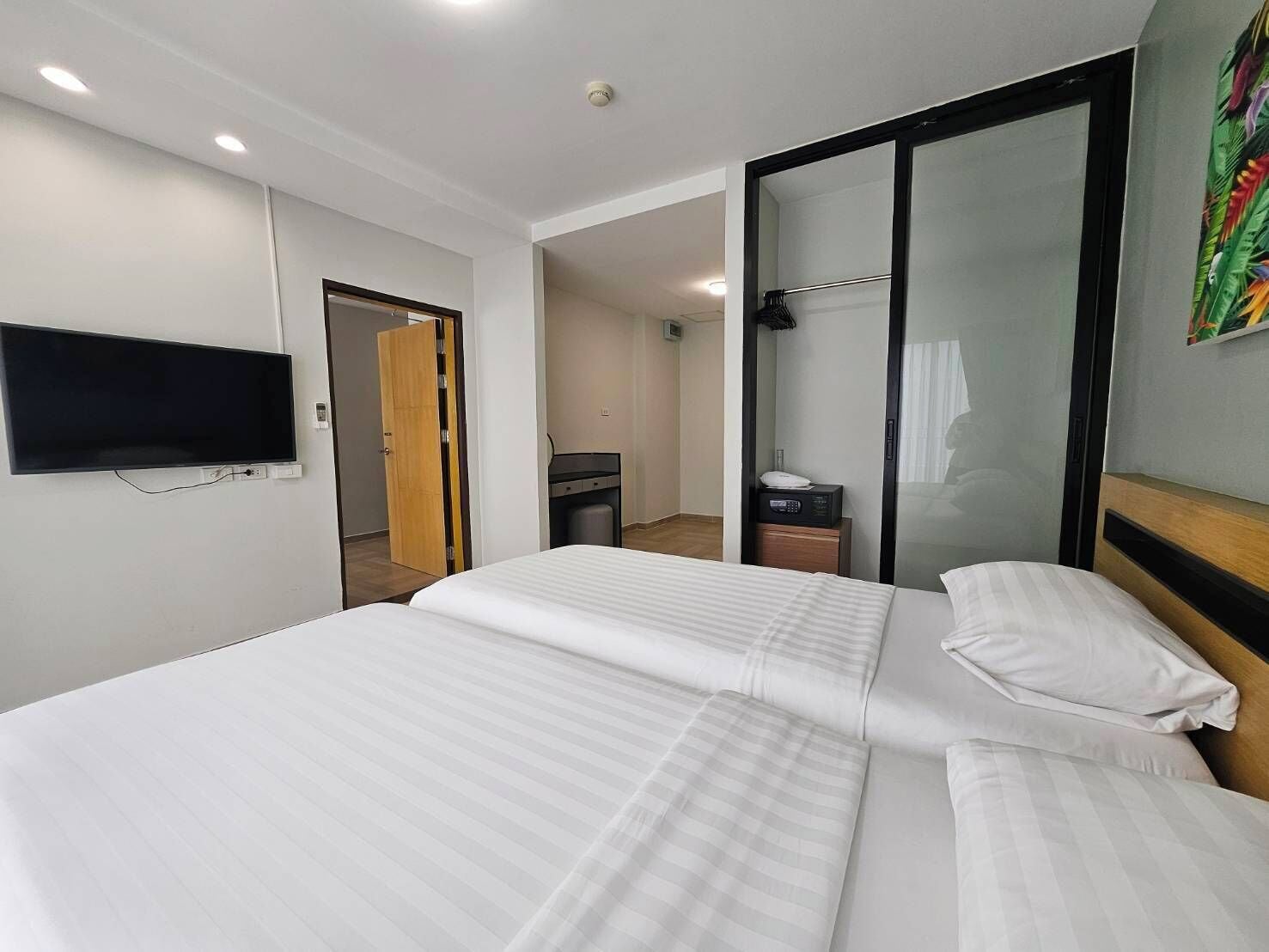 Suite, 1 Bedroom (Twin) | In-room safe, blackout curtains, iron/ironing board, free WiFi
