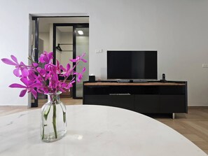 Estudio Deluxe, 1 cama King size | Área de sala de estar | Televisión LED de 40 pulgadas con canales por cable y televisión 