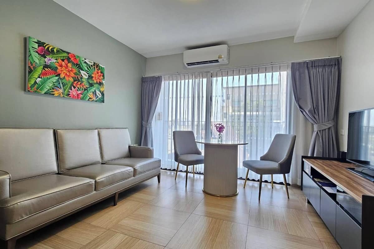 Suite, 1 habitación | Caja de seguridad en la habitación y cortinas blackout