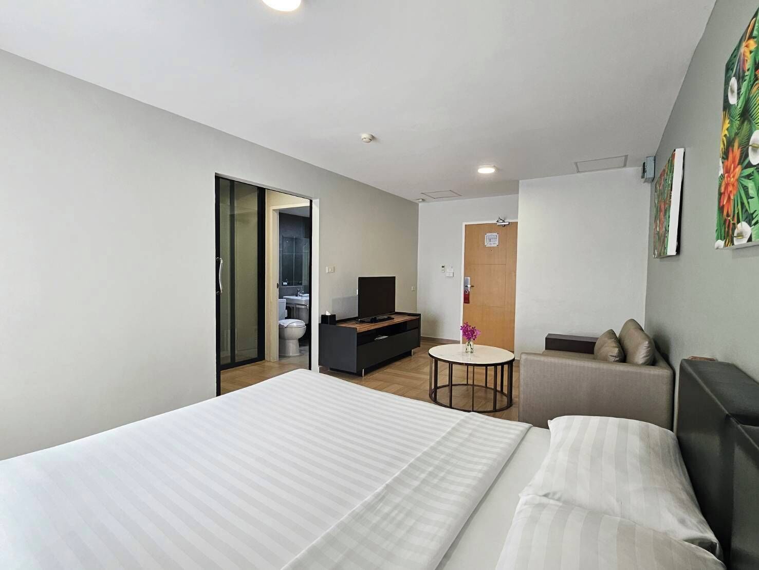 Deluxe Studio, 1 King Bed | In-room safe, blackout curtains, iron/ironing board, free WiFi