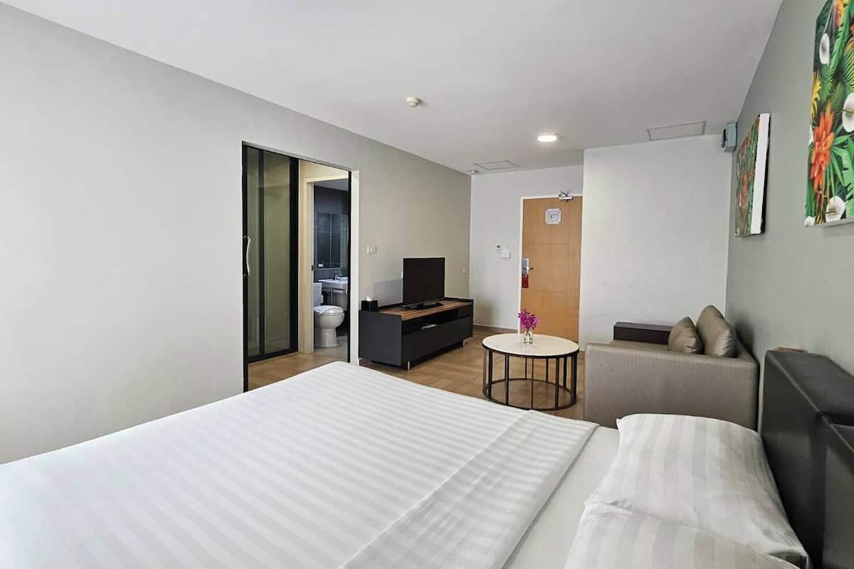 Estudio Deluxe, 1 cama King size | Caja de seguridad en la habitación y cortinas blackout