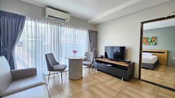 Suíte, 1 quarto | Área de estar | TV LED 40 polegadas com canais a cabo, TV