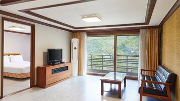 Soundproofing, free WiFi, bed sheets