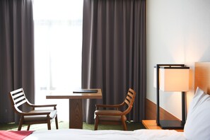 خزنة داخل الغرفة ومكتب وستائر تعتيم وواي فاي مجانًا