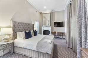 Premium bedding, pillow-top beds, individually decorated - The Houston (Wagga Wagga)