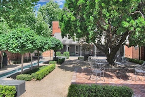 Courtyard - The Houston (Wagga Wagga)
