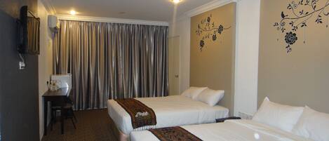 Escrivaninha, ferros/tábuas de passar roupa, Wi-Fi de cortesia