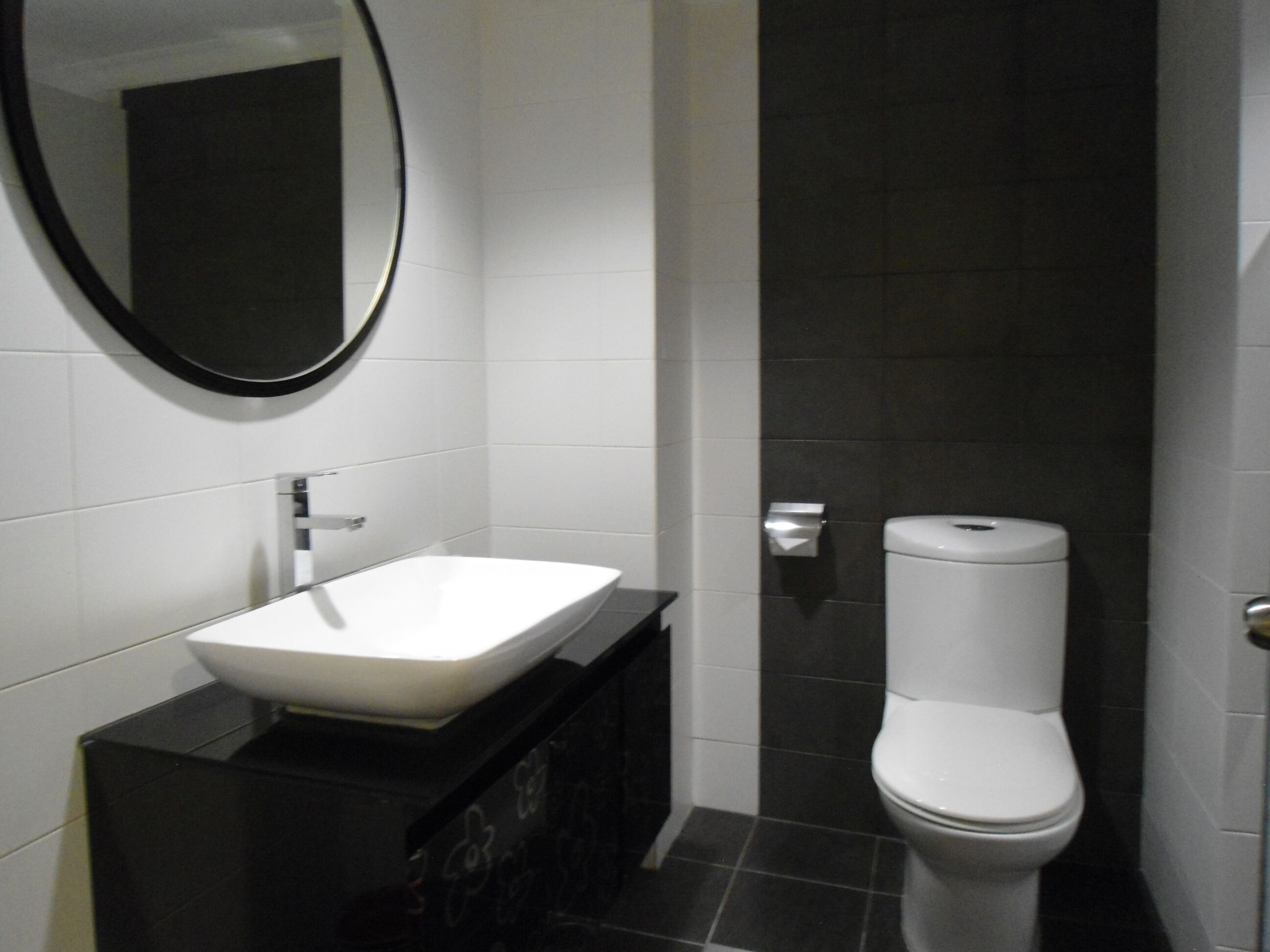 standard queen room | bathroom | shower, free toiletries, hair dryer, towels