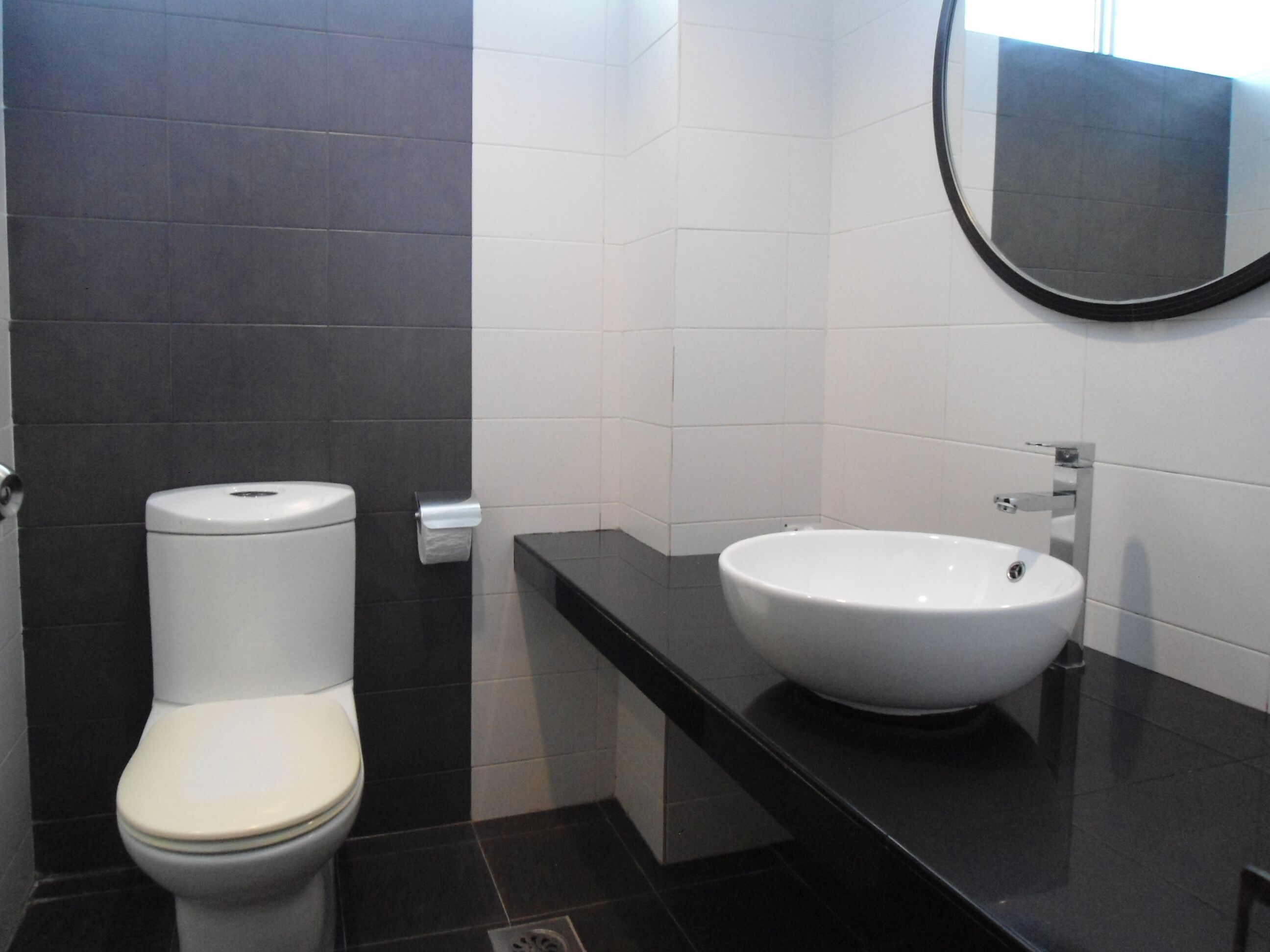 deluxe twin room | bathroom | shower, free toiletries, hair dryer, towels