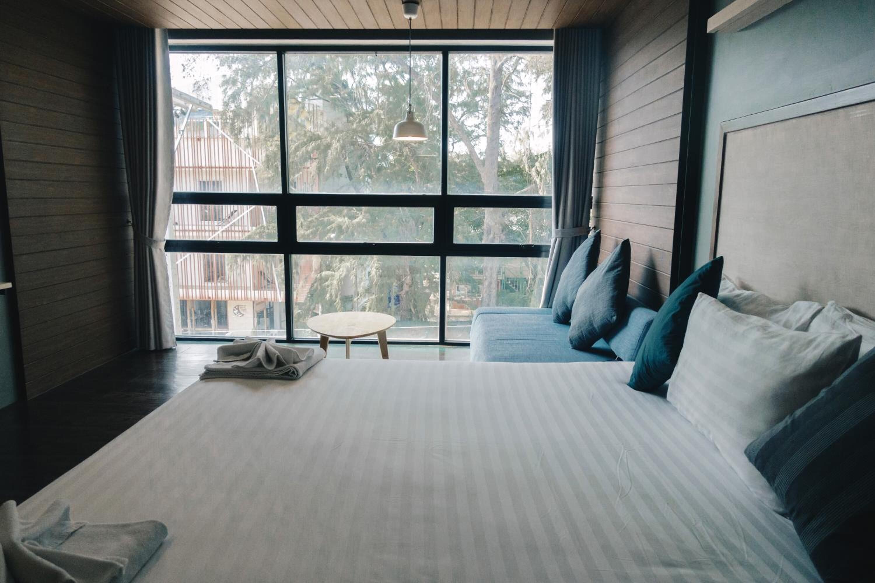 desk, rollaway beds, free wifi, bed sheets