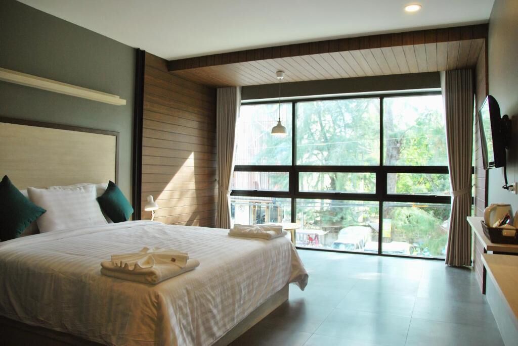 办公桌、折叠床/加床（额外收费）、免费 WiFi、床单