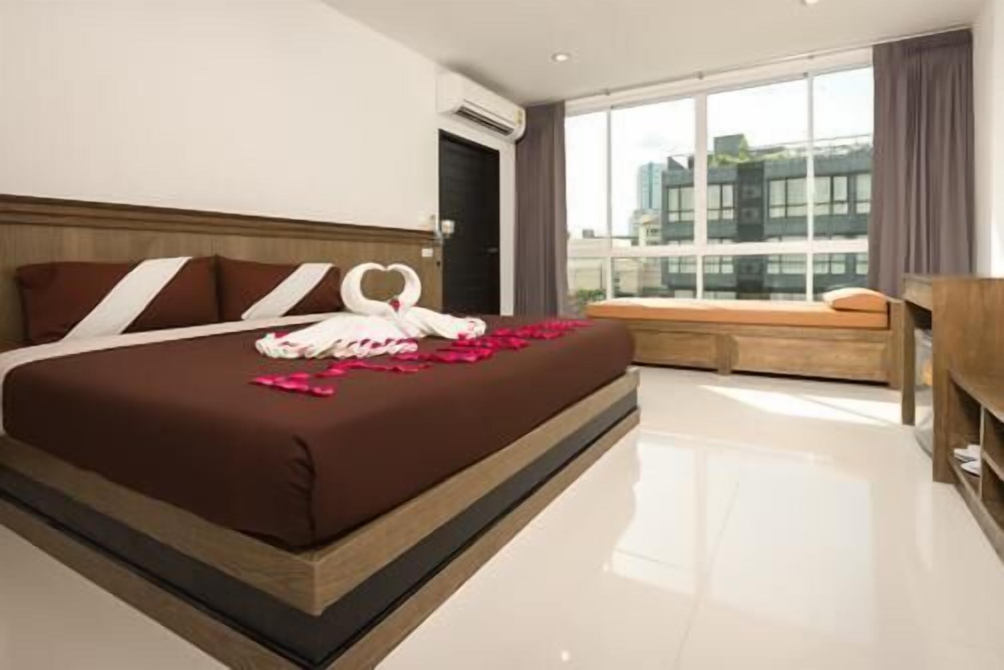 Deluxe Room | In-room safe, desk, blackout drapes, free WiFi