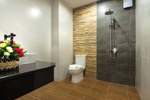 Chambre majestueuse | Salle de bain | Douche, douche cascade, articles de toilette (gratuits)