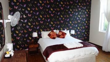 Desk, free cots/infant beds, bed sheets