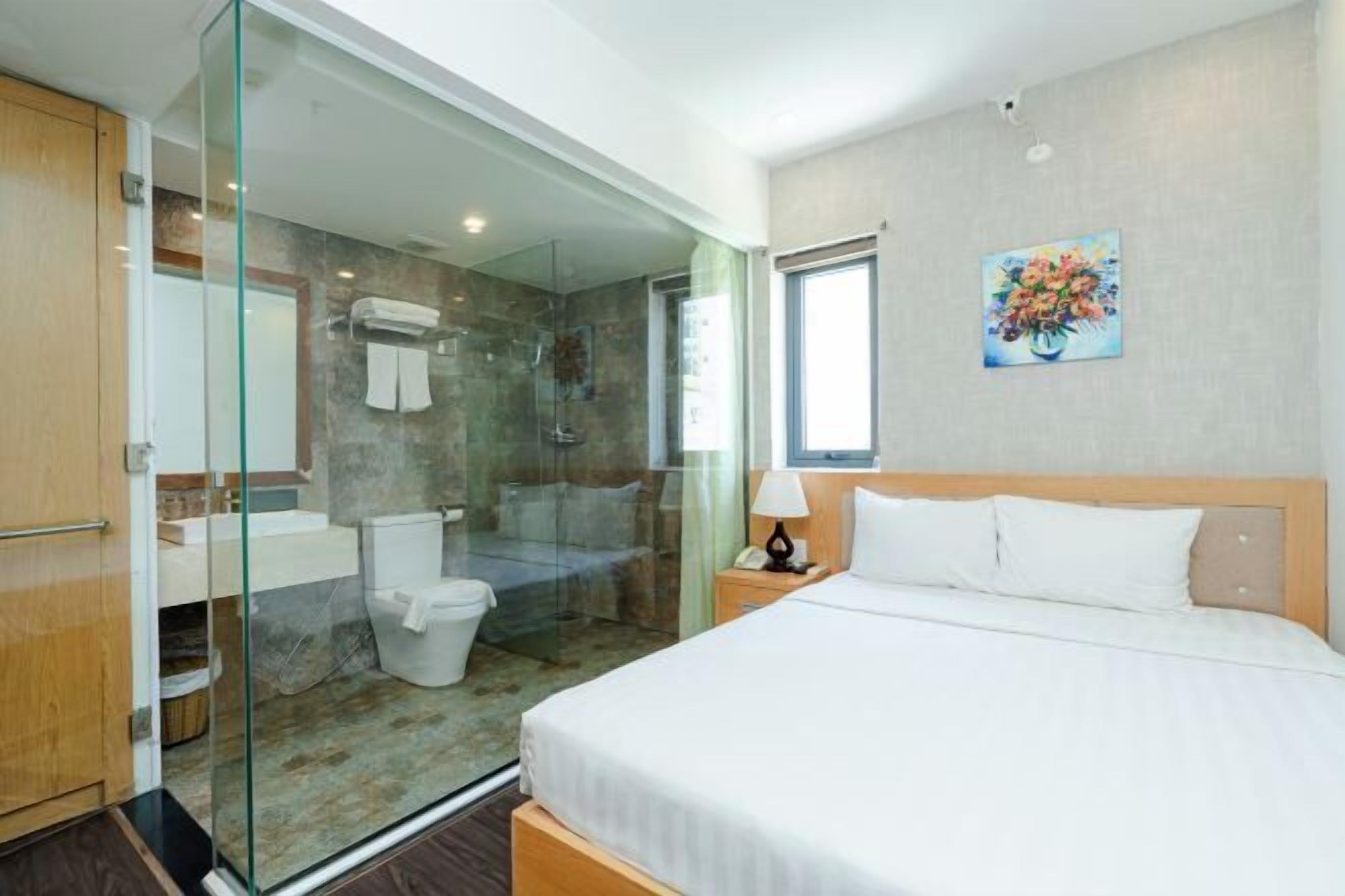 Minibar, caja de seguridad en la habitación y escritorio 