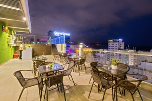 Bar junto a la piscina