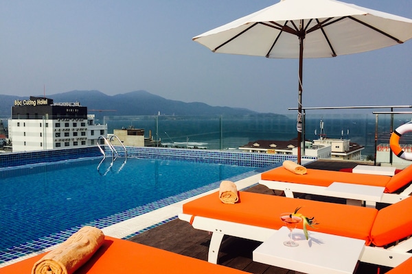 Piscine extérieure, parasols de plage