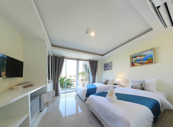 Chambre Deluxe avec lits jumeaux, 2 lits jumeaux, balcon, vue sur la ville | Minibar, bureau, rideaux d’obscurcissement, lit d’appoint (supplément)