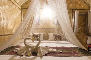 传统别墅, 1 张特大床, 私人浴室, 泳池景观 | 迷你吧、办公桌、遮光窗帘、折叠床/加床（额外收费）