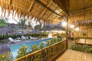 Villa traditionnelle, 1 très grand lit, salle de bain privée, vue sur la piscine | Vue du balcon