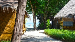 A pathway leading to thatched-roof huts with a view of the sea. - Forra Diving Resort - Pattaya Beach - Koh Lipe (Koh Lipe)