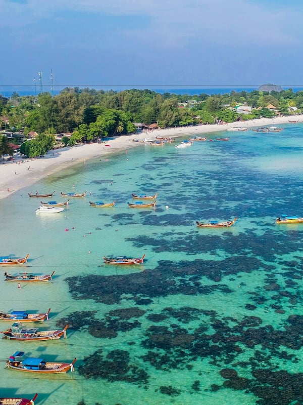 Di pantai, pasir putih, selam skuba, bersnorkel