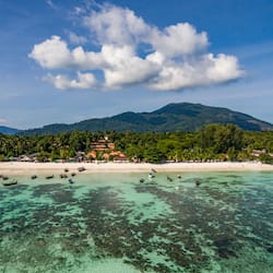Di pantai, pasir putih, selam skuba, bersnorkel
